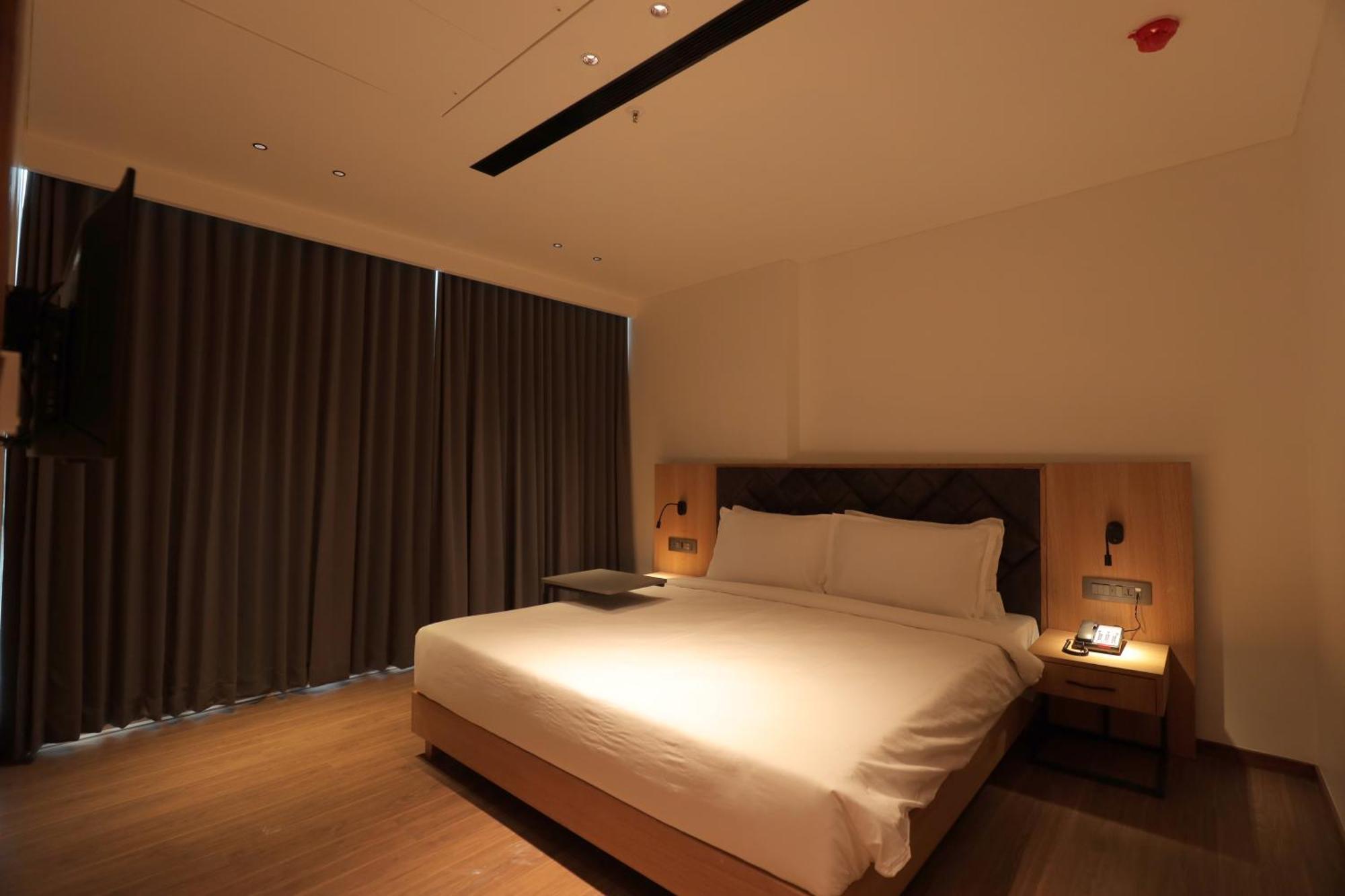 The World Surat Hotel ภายนอก รูปภาพ