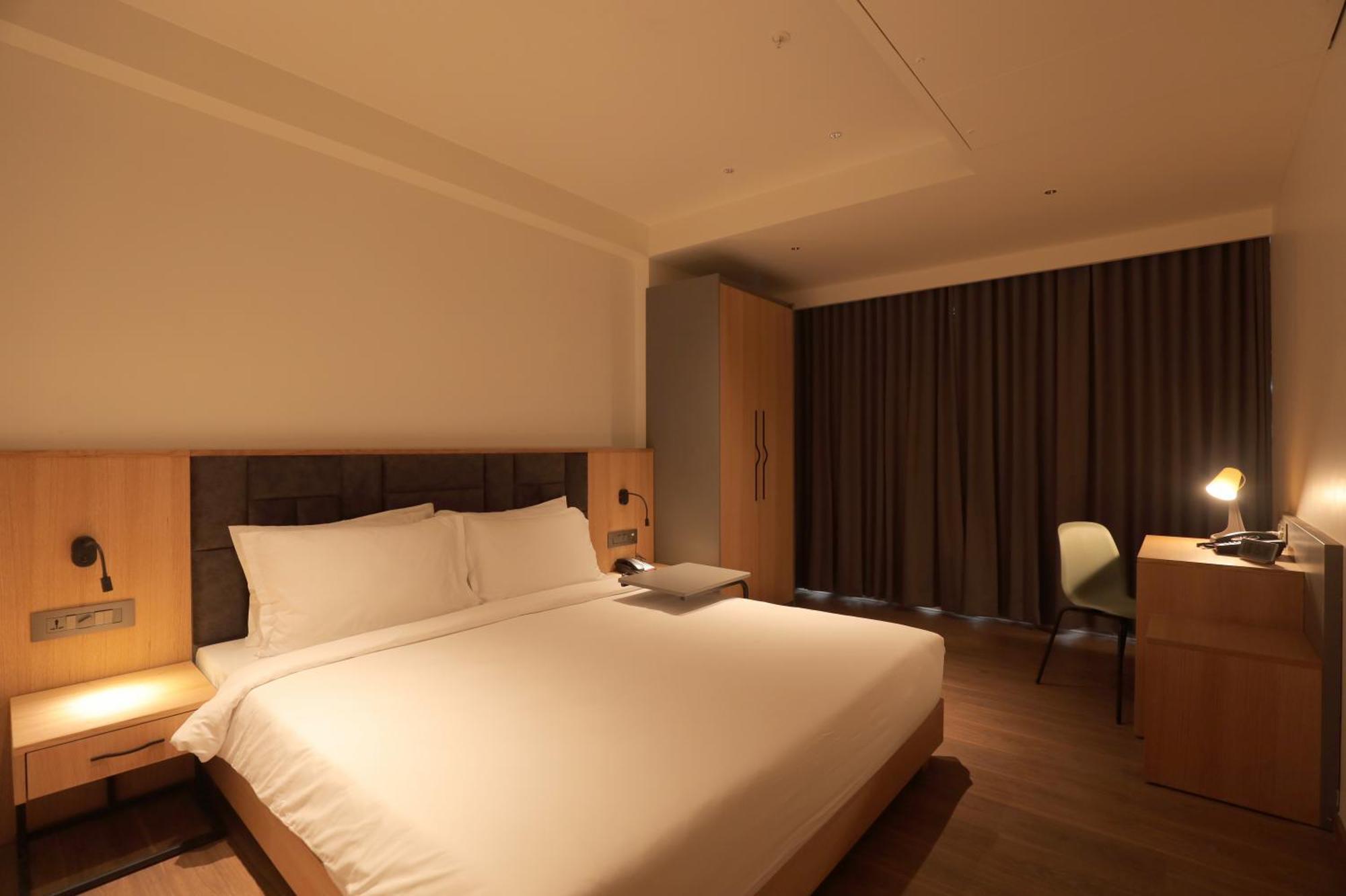 The World Surat Hotel ภายนอก รูปภาพ