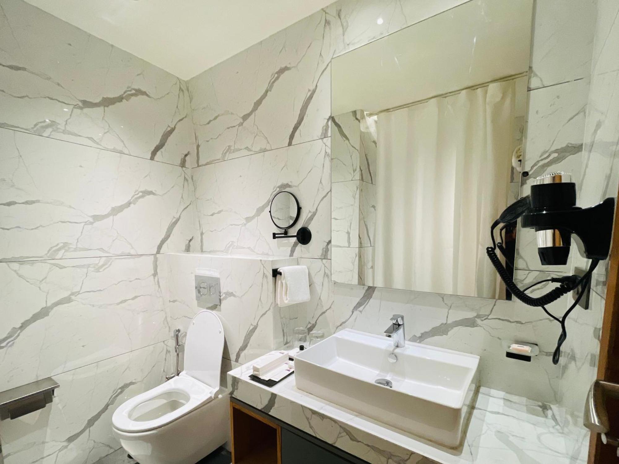 The World Surat Hotel ภายนอก รูปภาพ