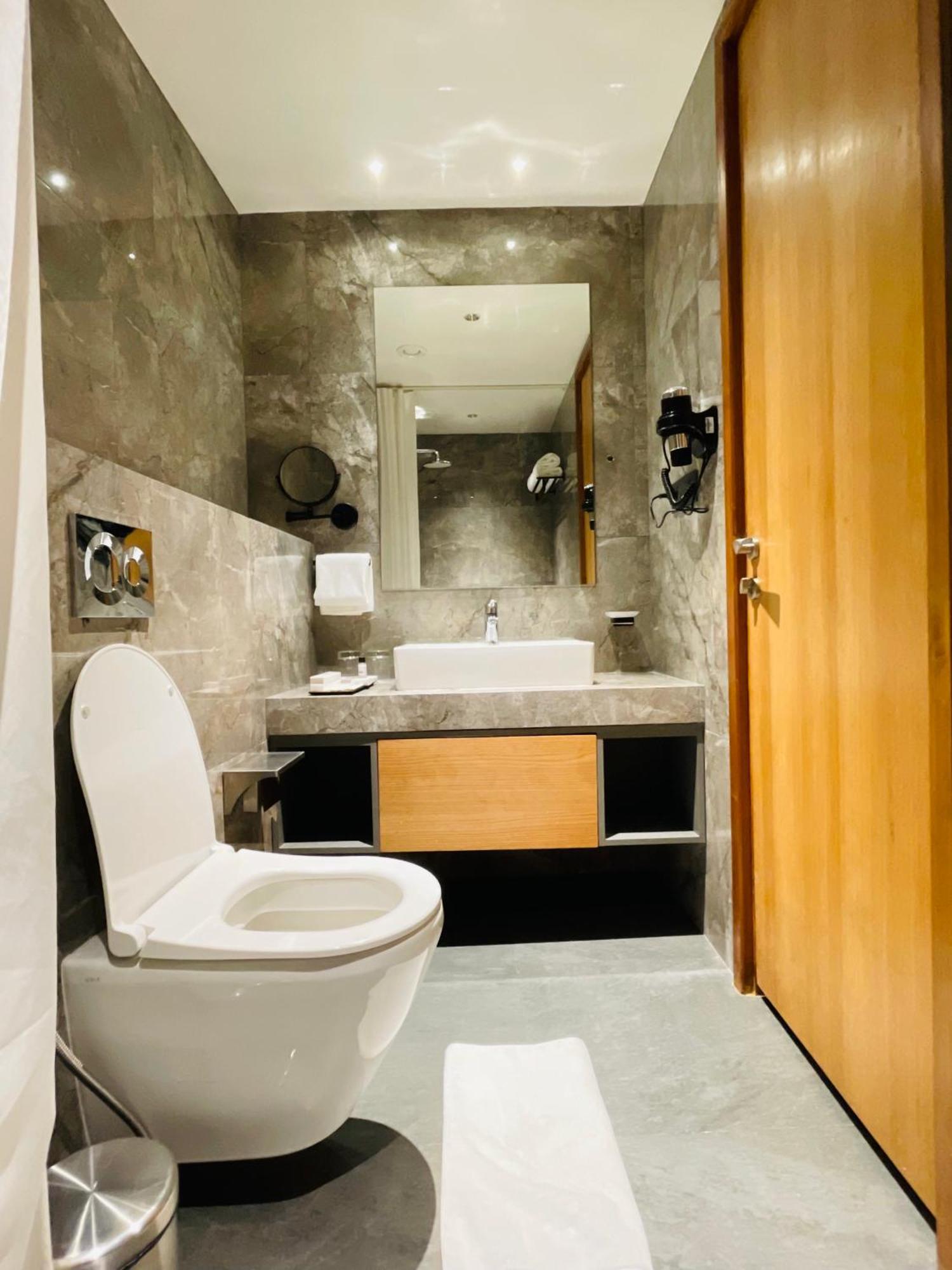 The World Surat Hotel ภายนอก รูปภาพ
