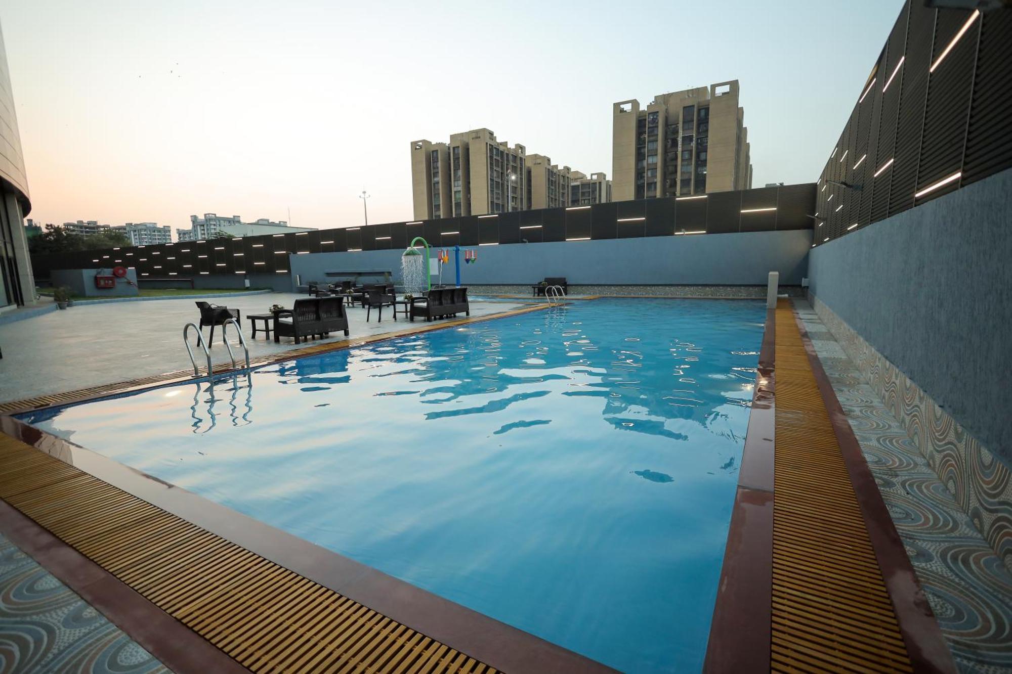 The World Surat Hotel ภายนอก รูปภาพ